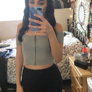 Gray ribbed zip up o-ring off shoulder crop top